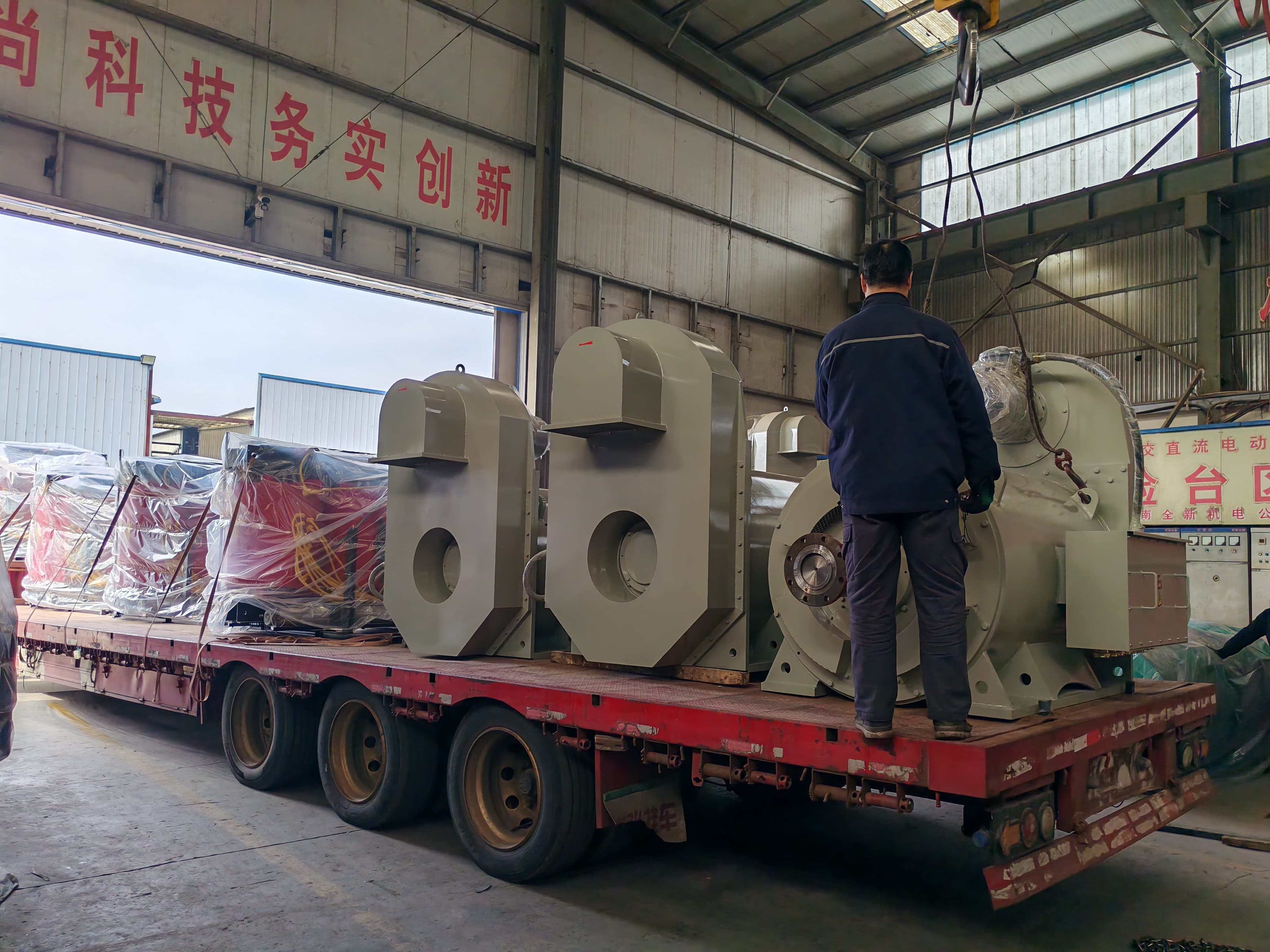 钻井队干式变压器和正压防爆电机发货