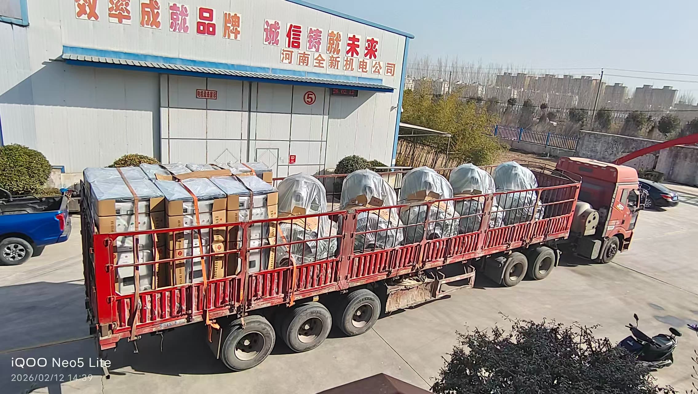 一批YQX1250-6/1250KW/600V正压防爆变频调速电机和配电柜发货庆阳