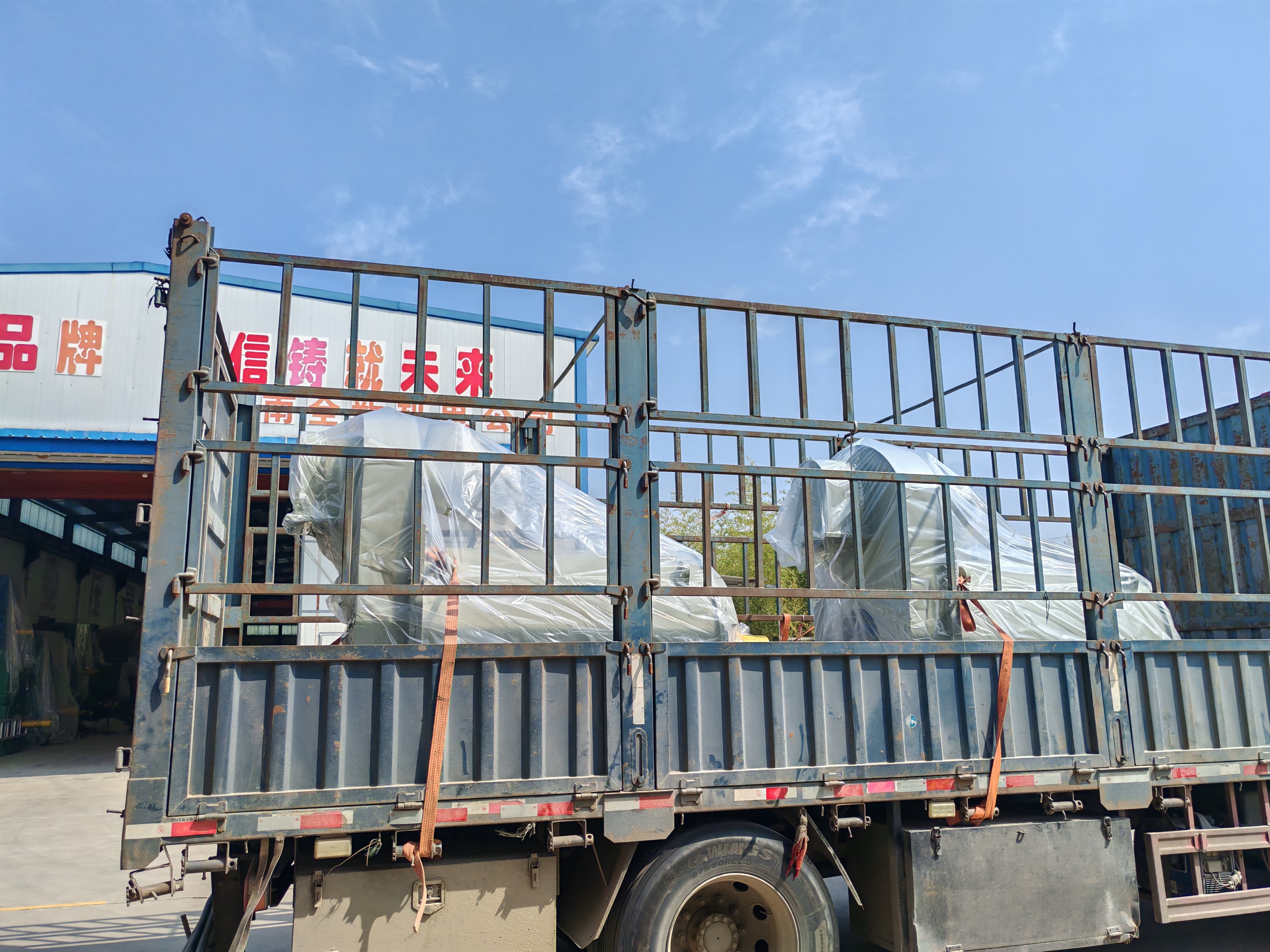 两台正压防爆电机发货